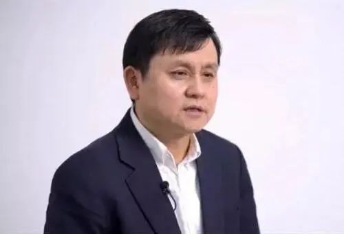 張文宏引領(lǐng)抗疫前沿，推動(dòng)醫(yī)療科技革新，貢獻(xiàn)卓越